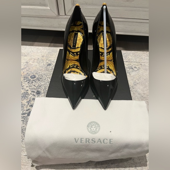 Versace Decollete 110 
BRAND NEW - Picture 1 of 4